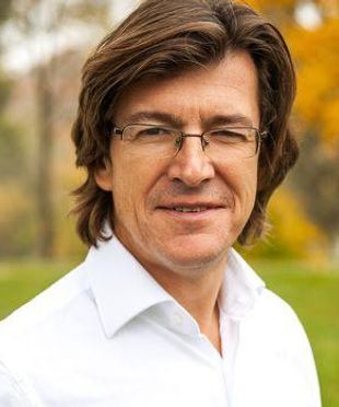 Headshot of former Skype COO and RootstockLabs Director, Michael Jackson